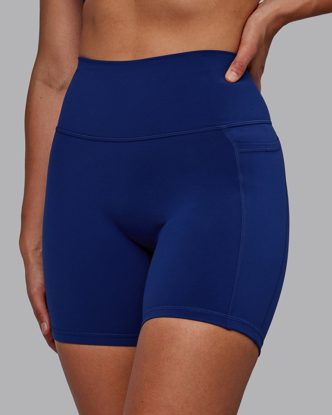 Woman wearing Fusion Mid Short Tights - Midnight Blue