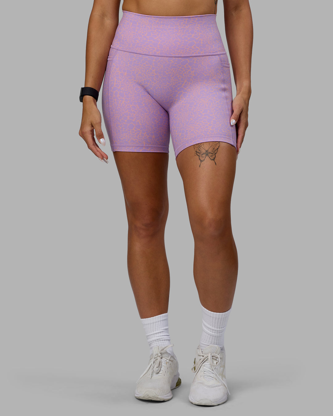 Woman wearing Fusion Mid Short Tights - Pale Lilac Vitality Print