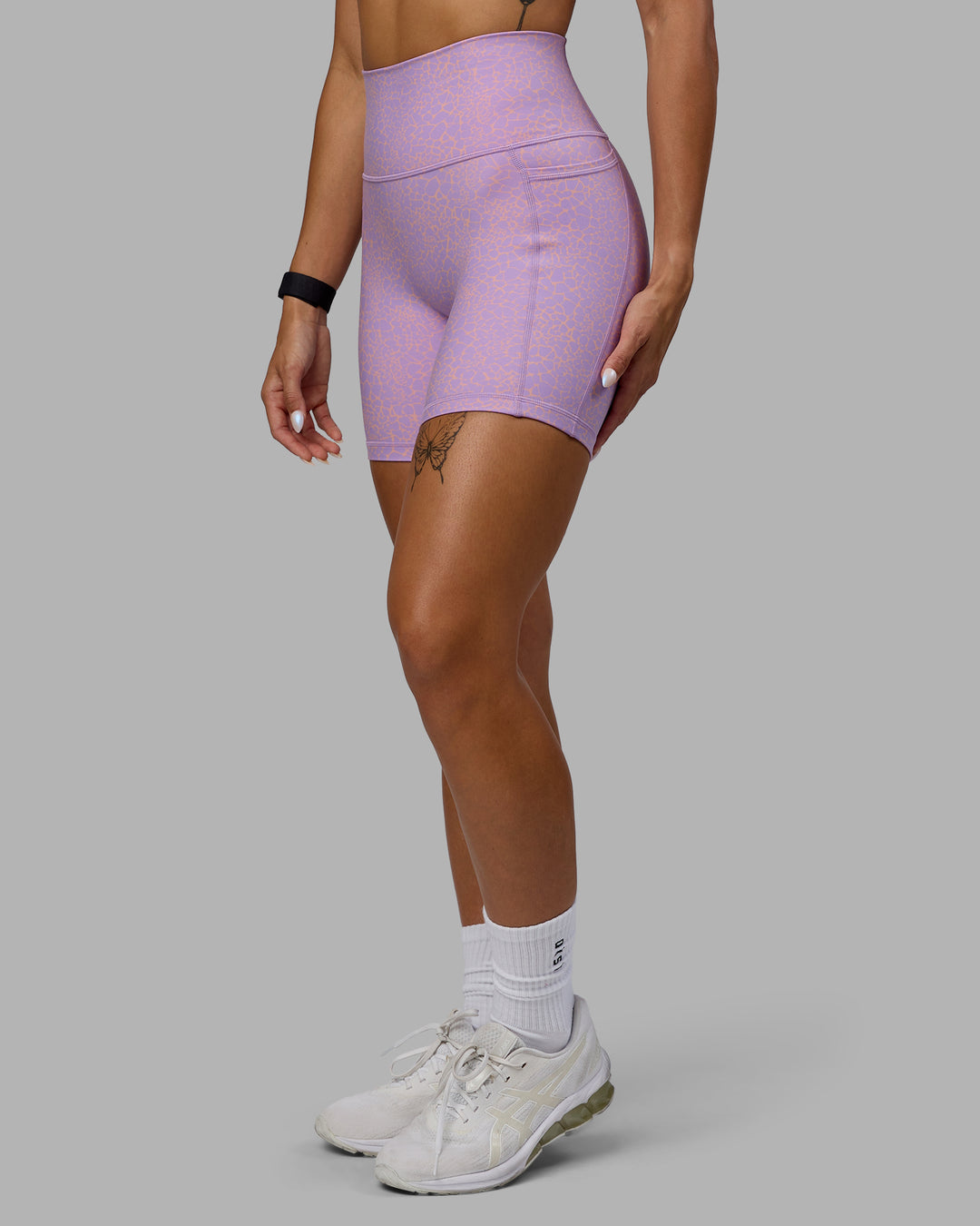 Woman wearing Fusion Mid Short Tights - Pale Lilac Vitality Print