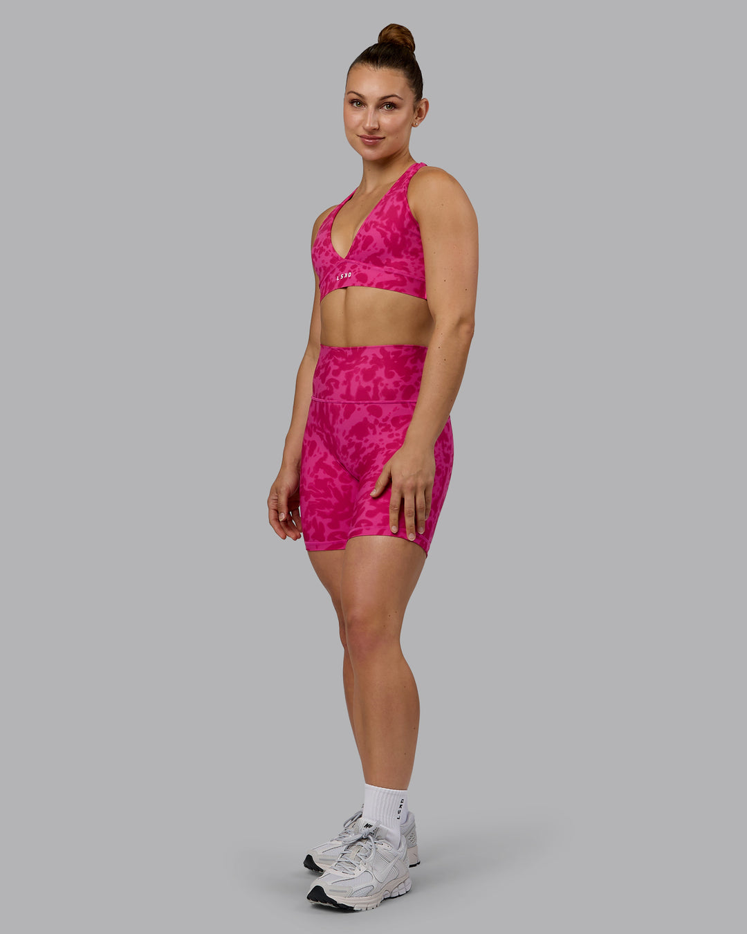 Woman wearing Fusion Mid Short Tights - Strawberry-Lava Lamp