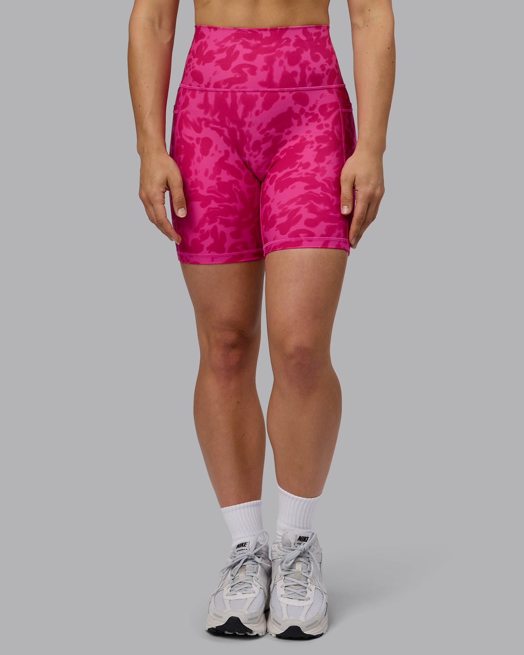 Woman wearing Fusion Mid Short Tights - Strawberry-Lava Lamp