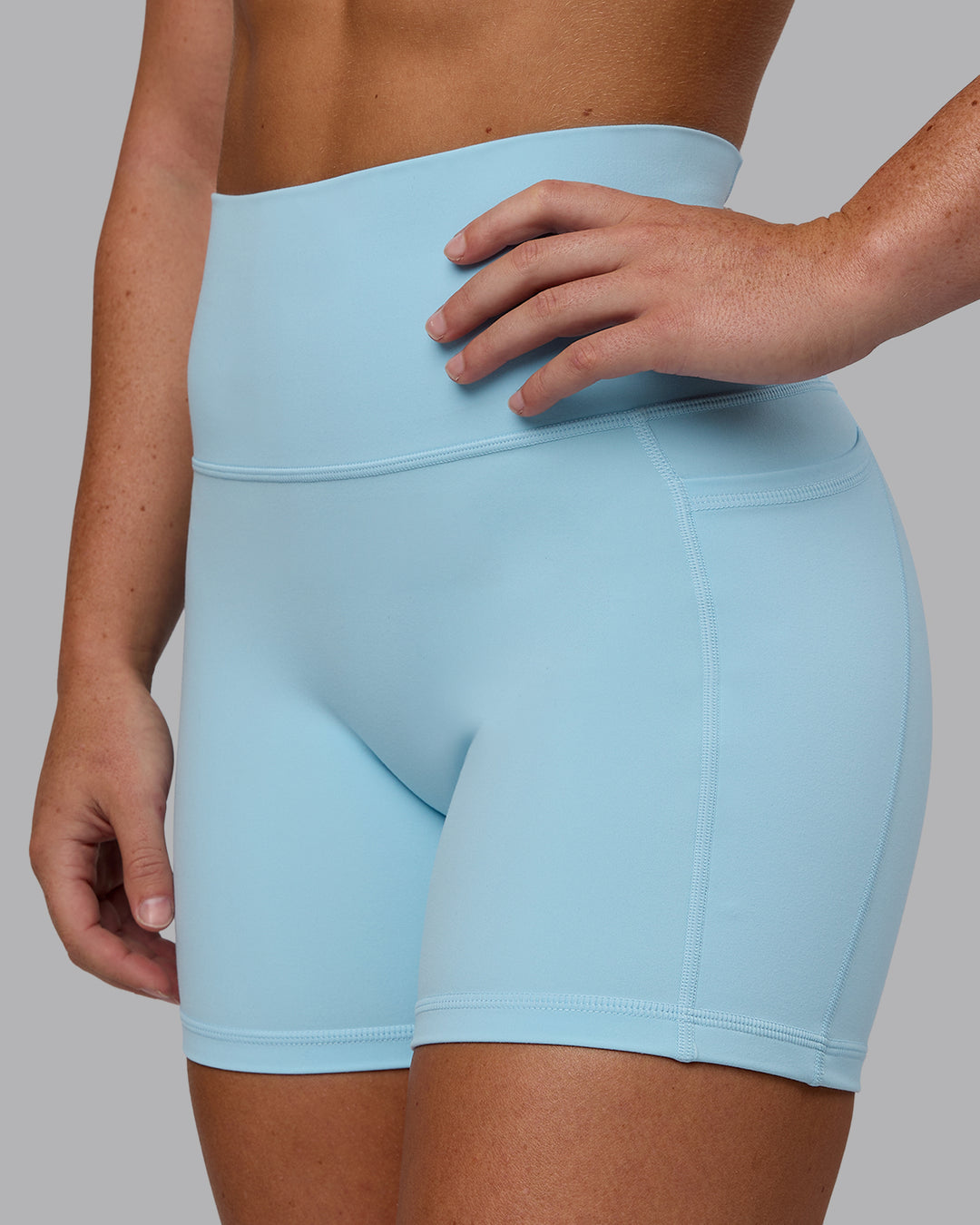 Woman wearing Fusion X-Short Tights - Glacial Blue