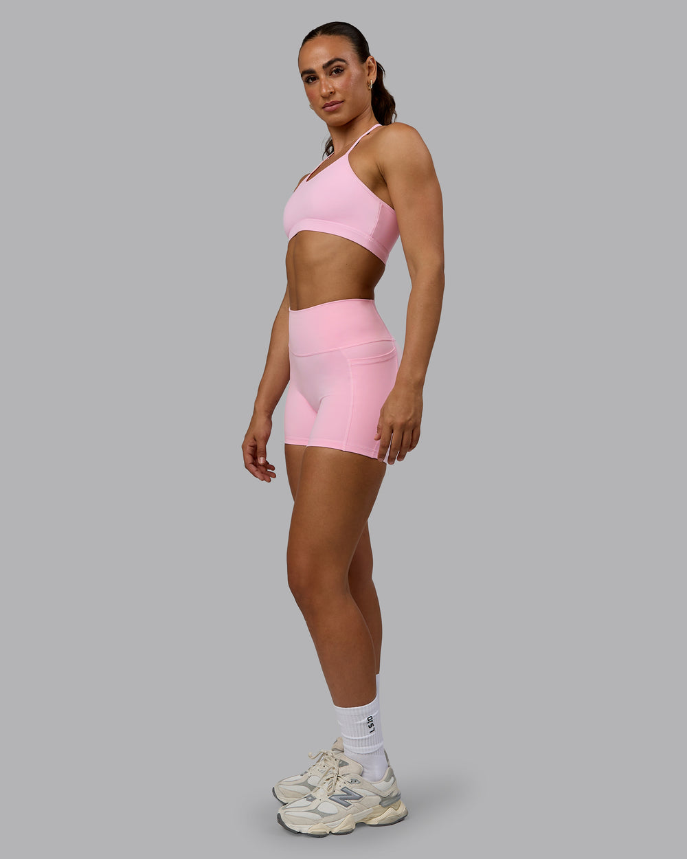 Woman wearing Fusion X-Short Tights with Pockets - Pale Pink