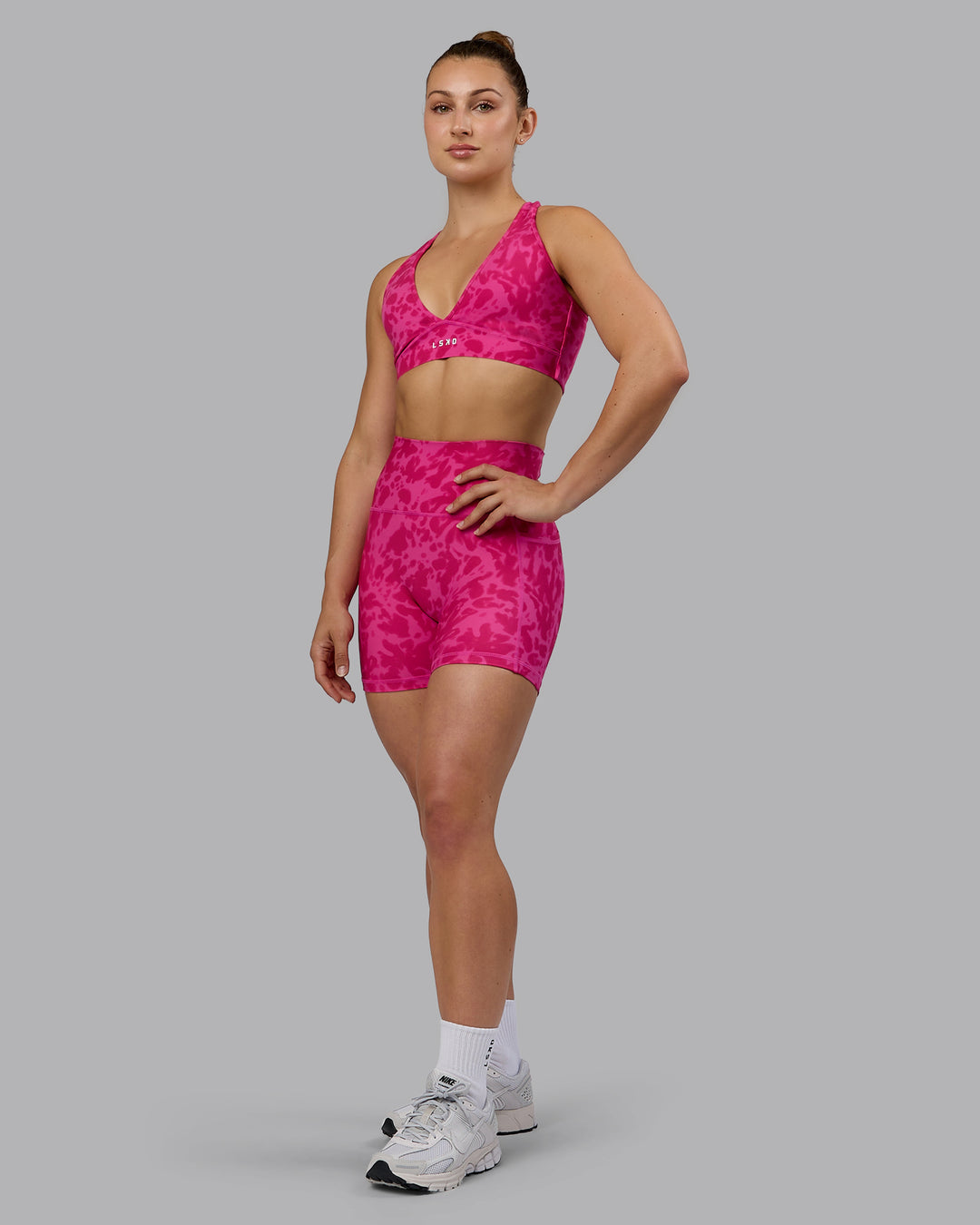 Woman wearing Fusion X-Short Tights - Strawberry-Lava Lamp