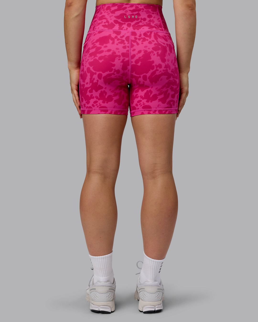 Woman wearing Fusion X-Short Tights - Strawberry-Lava Lamp