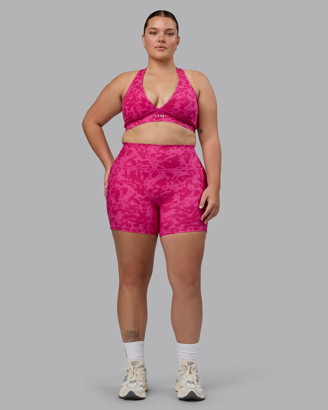 Woman wearing Fusion X-Short Tights - Strawberry-Lava Lamp