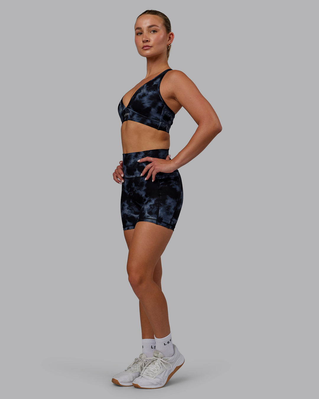 Woman wearing Fusion X-Short Tights - Tie Dye-Midnight