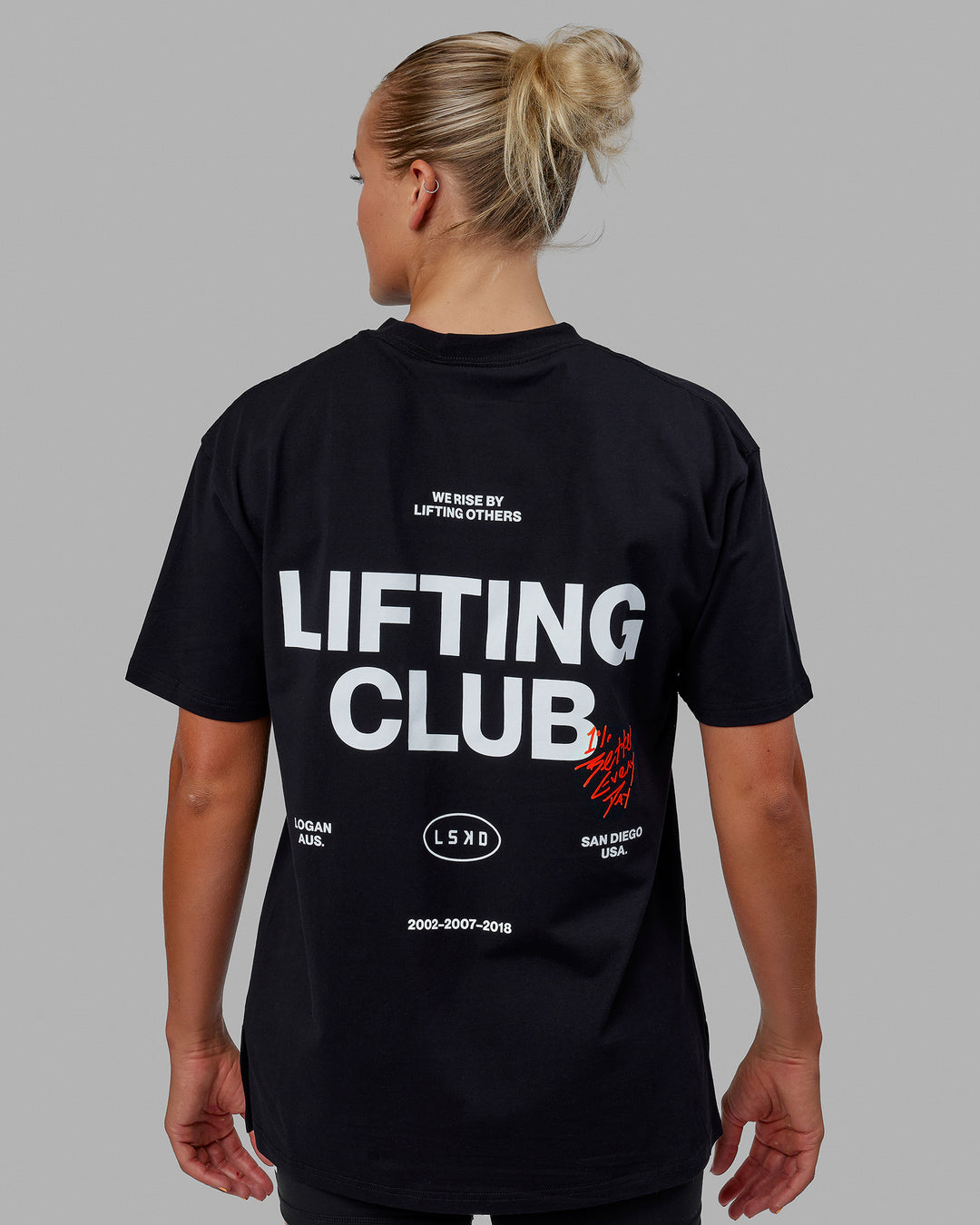 Woman wearing Unisex Lifting Club FLXCotton Tee Oversize - Black-White-Red