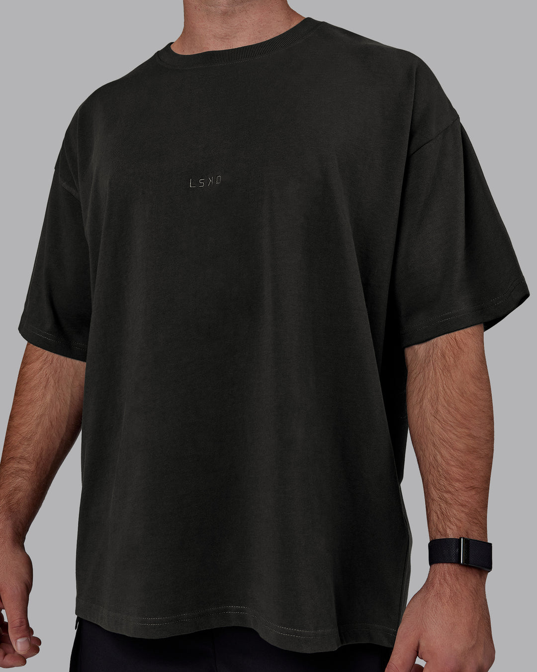 Man wearing MVP Heavyweight Tee Oversize - Pirate Black