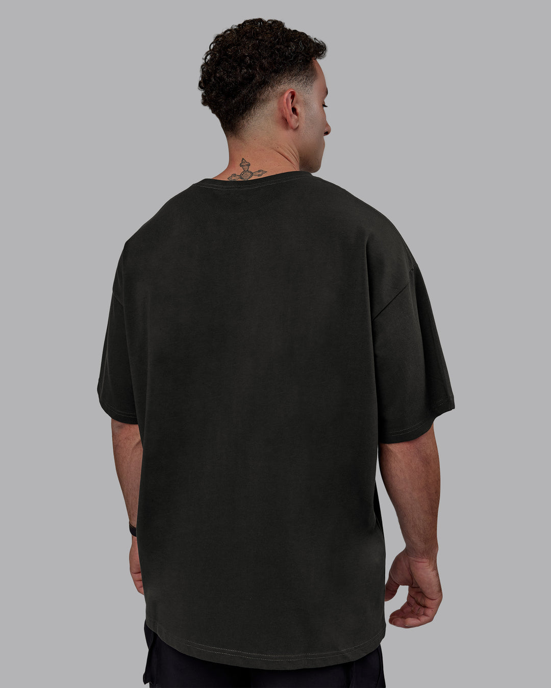 Man wearing MVP Heavyweight Tee Oversize - Pirate Black