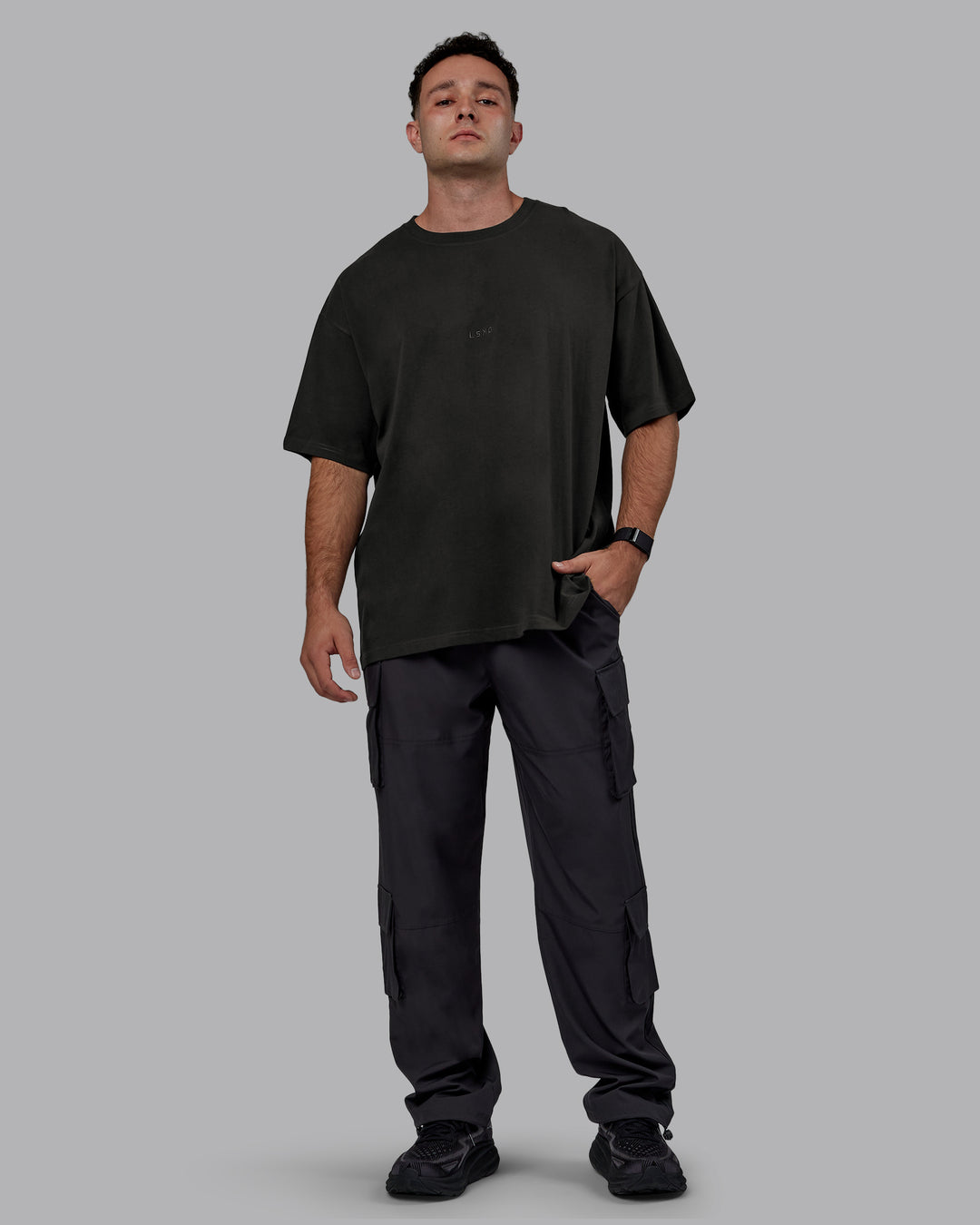 Man wearing MVP Heavyweight Tee Oversize - Pirate Black