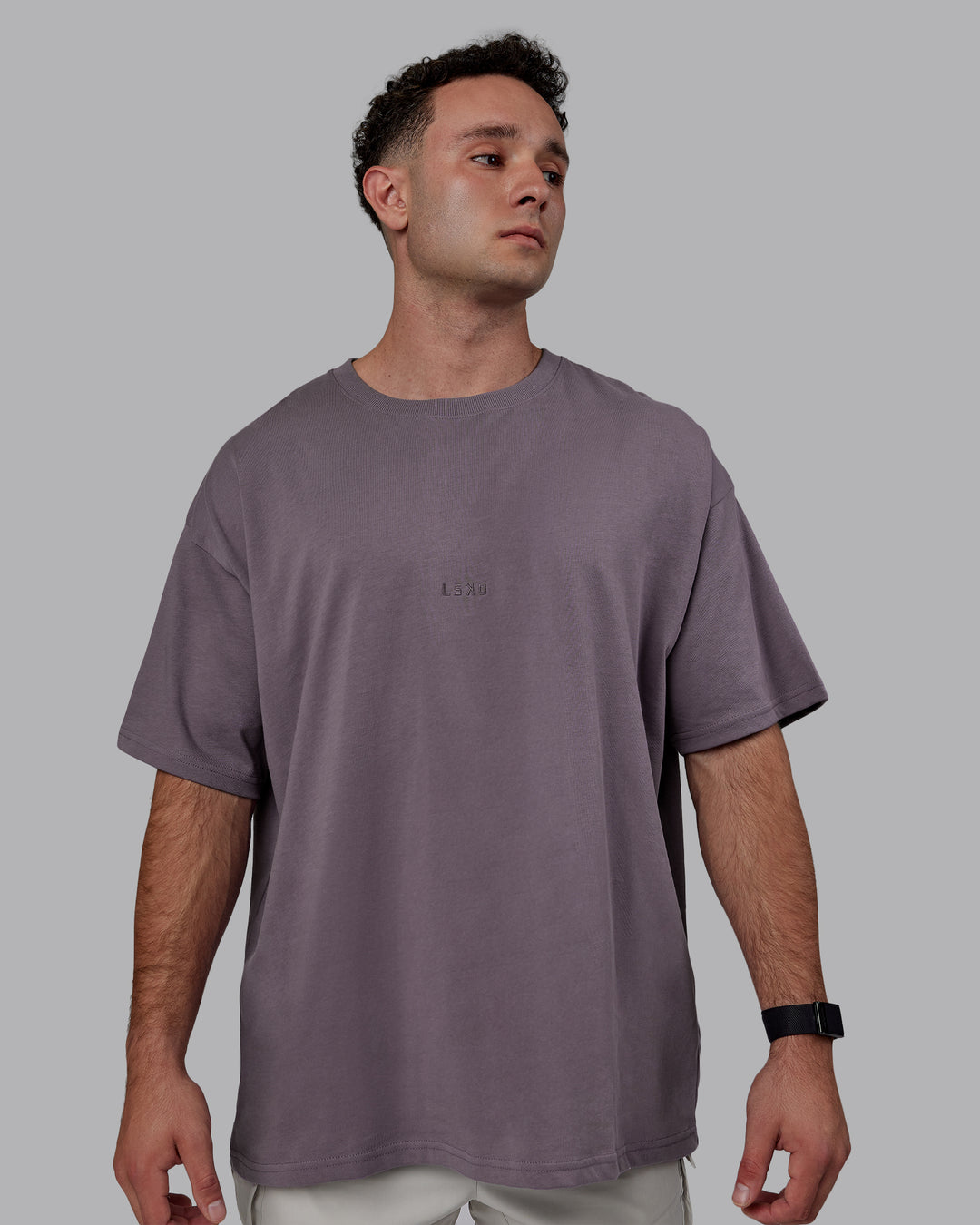 Man wearing MVP Heavyweight Tee Oversize - Purple Sage