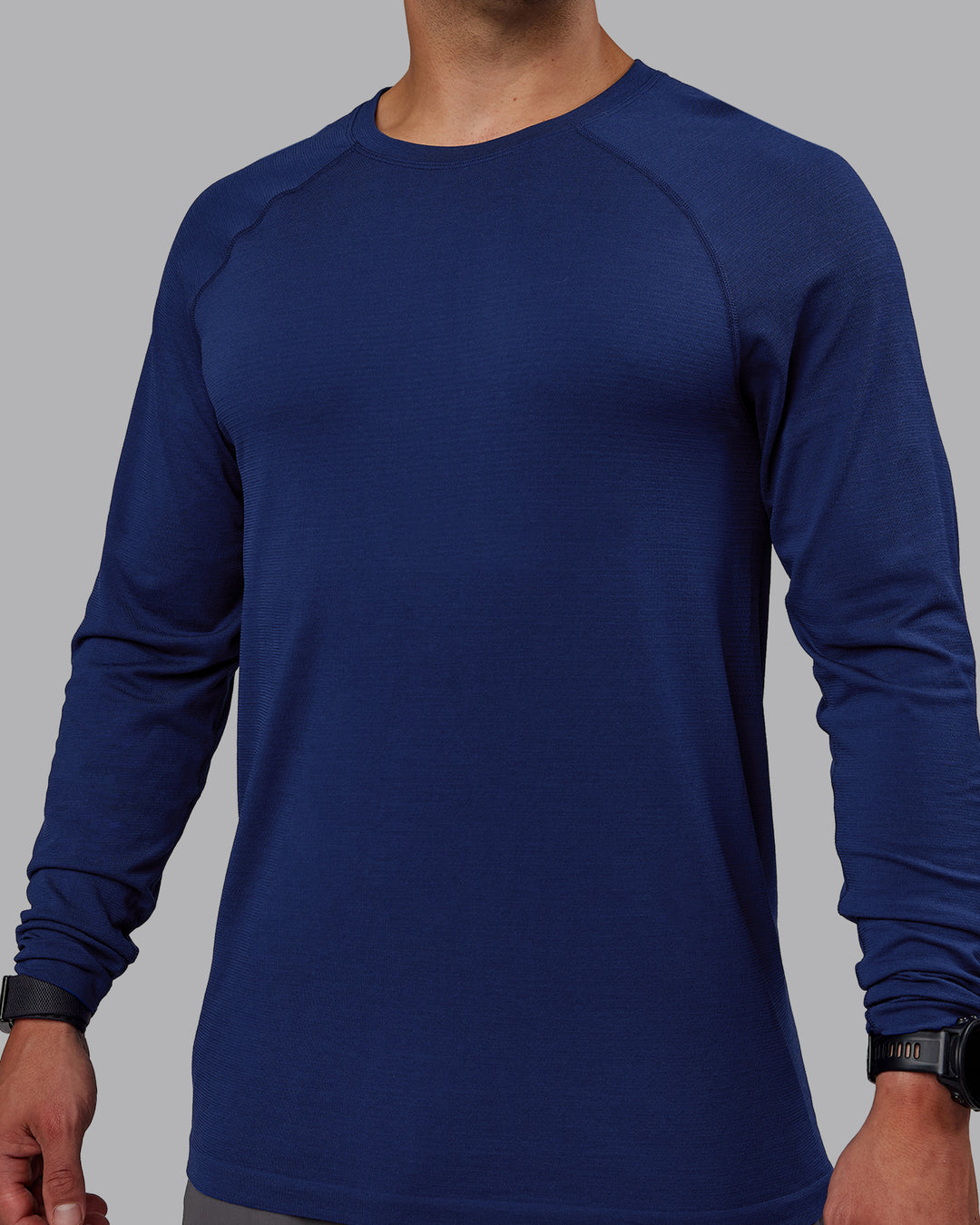 Man wearing AeroFLX+ Seamless Long Sleeve Tee - Midnight Blue/Midnight Blue Marl