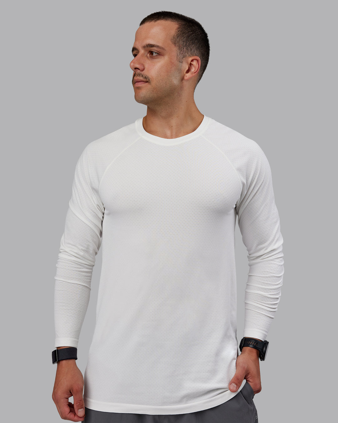 Man wearing AeroFLX+ Seamless Long Sleeve Tee - Off White/Off White Marl