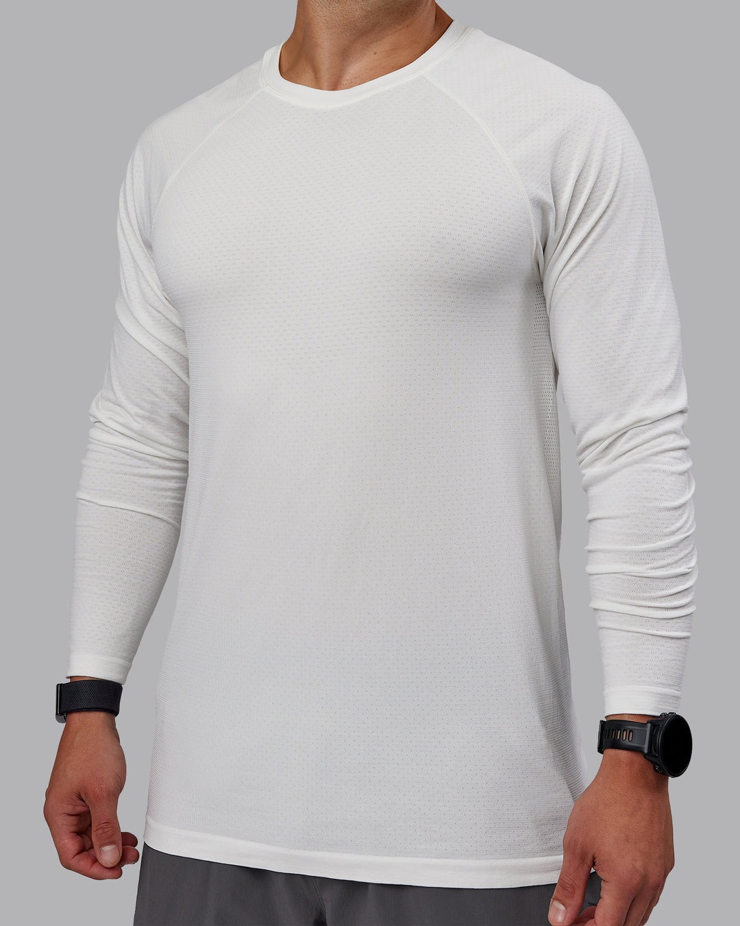 Man wearing AeroFLX+ Seamless Long Sleeve Tee - Off White/Off White Marl