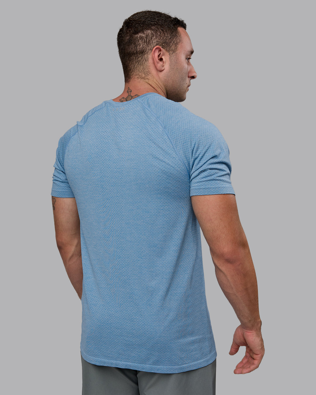 Man wearing AeroFLX+ Seamless Tee - Elemental Blue/Ice Blue