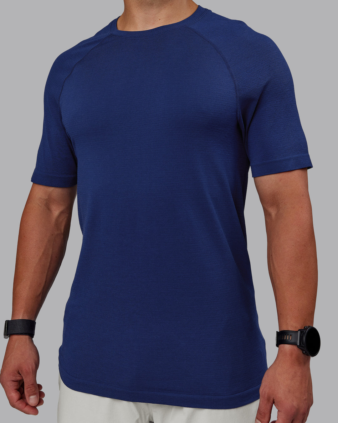 Man wearing AeroFLX+ Seamless Tee - Midnight Blue/Midnight Blue Marl