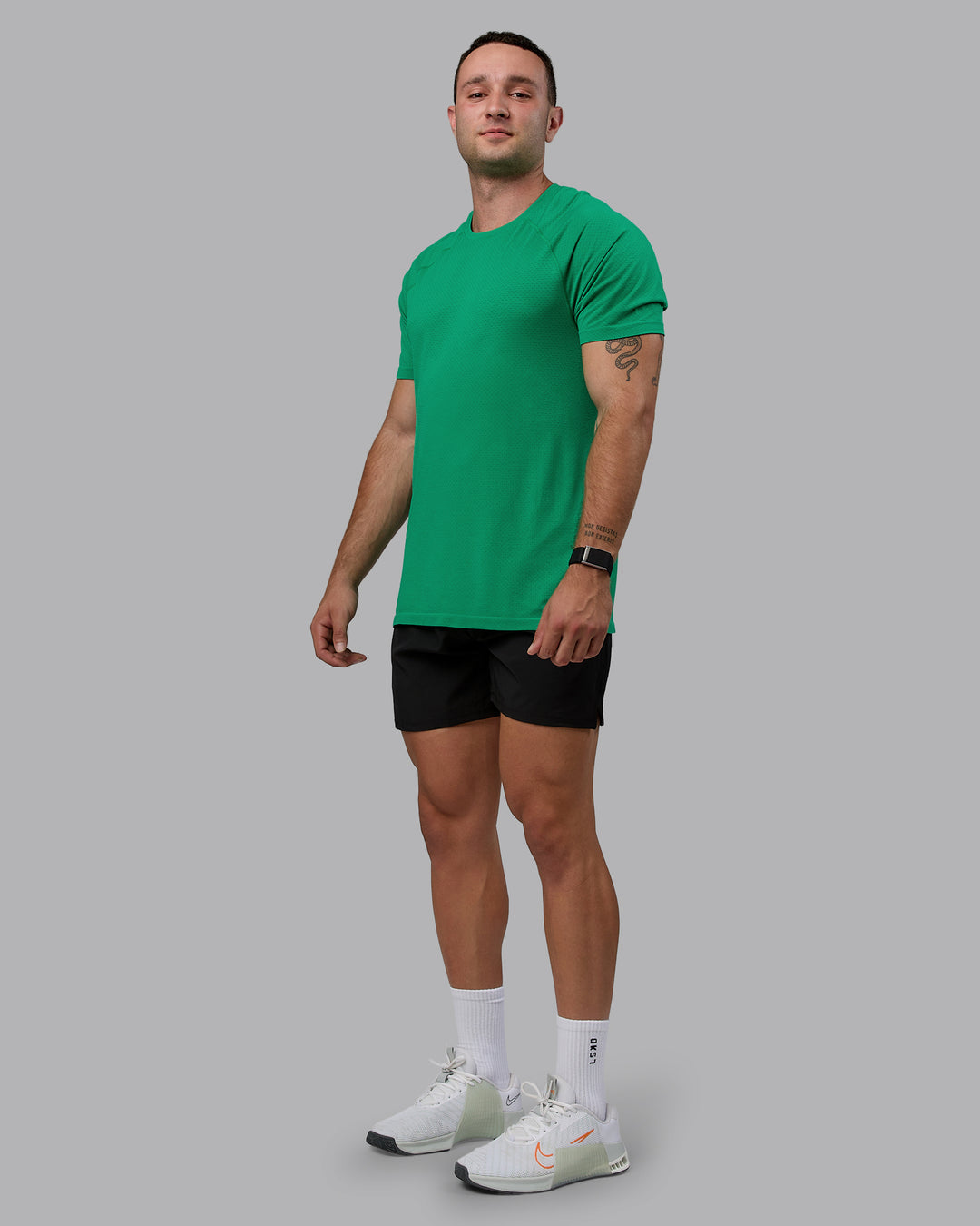 Man wearing AeroFLX+ Seamless Tee - Pepper Green/Impact Green