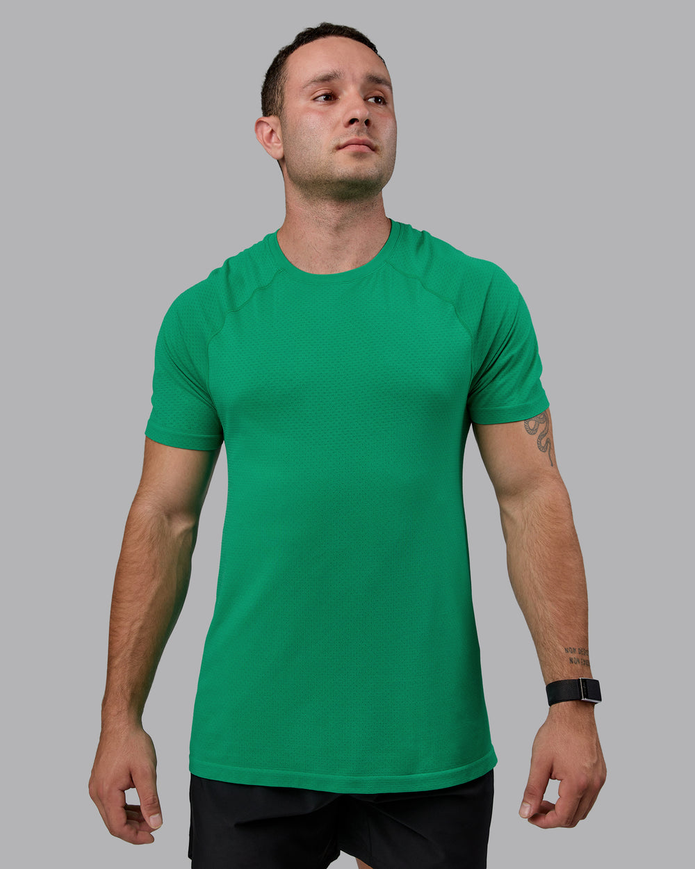 Man wearing AeroFLX+ Seamless Tee - Pepper Green/Impact Green