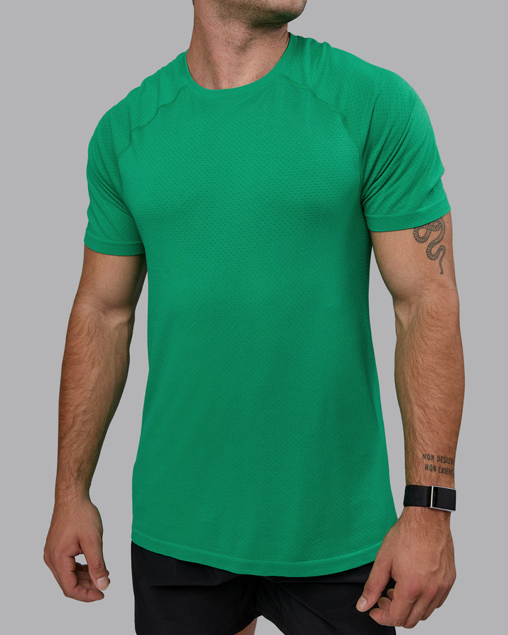 Man wearing AeroFLX+ Seamless Tee - Pepper Green/Impact Green
