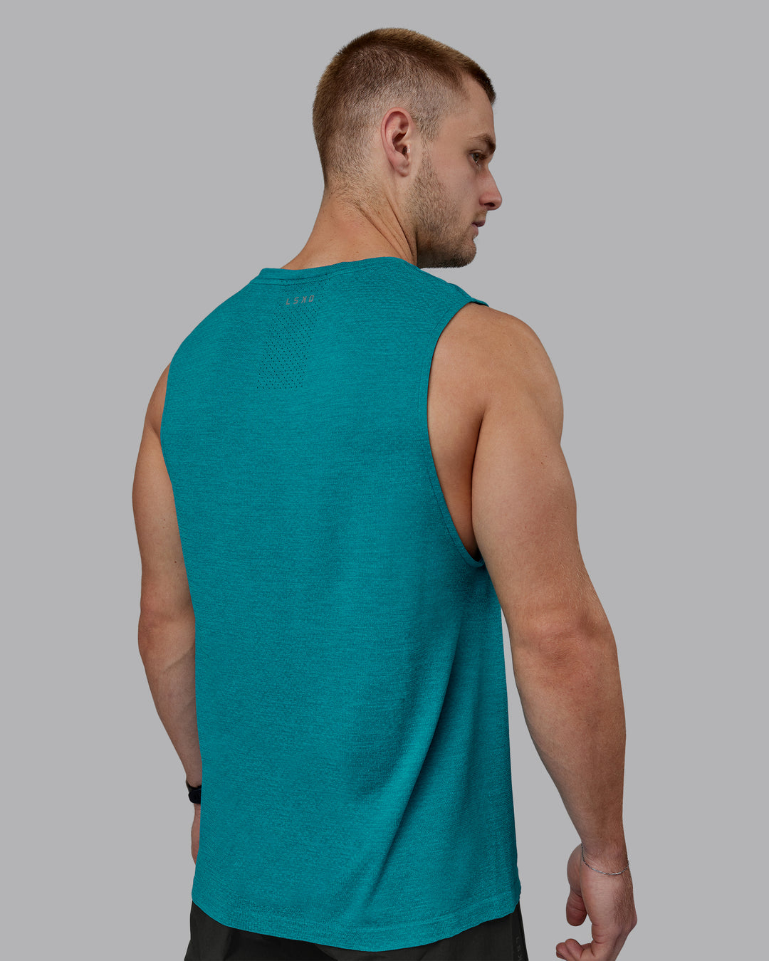 Man wearing AeroFLX+ Seamless Muscle Tank - Blue Bird Marl