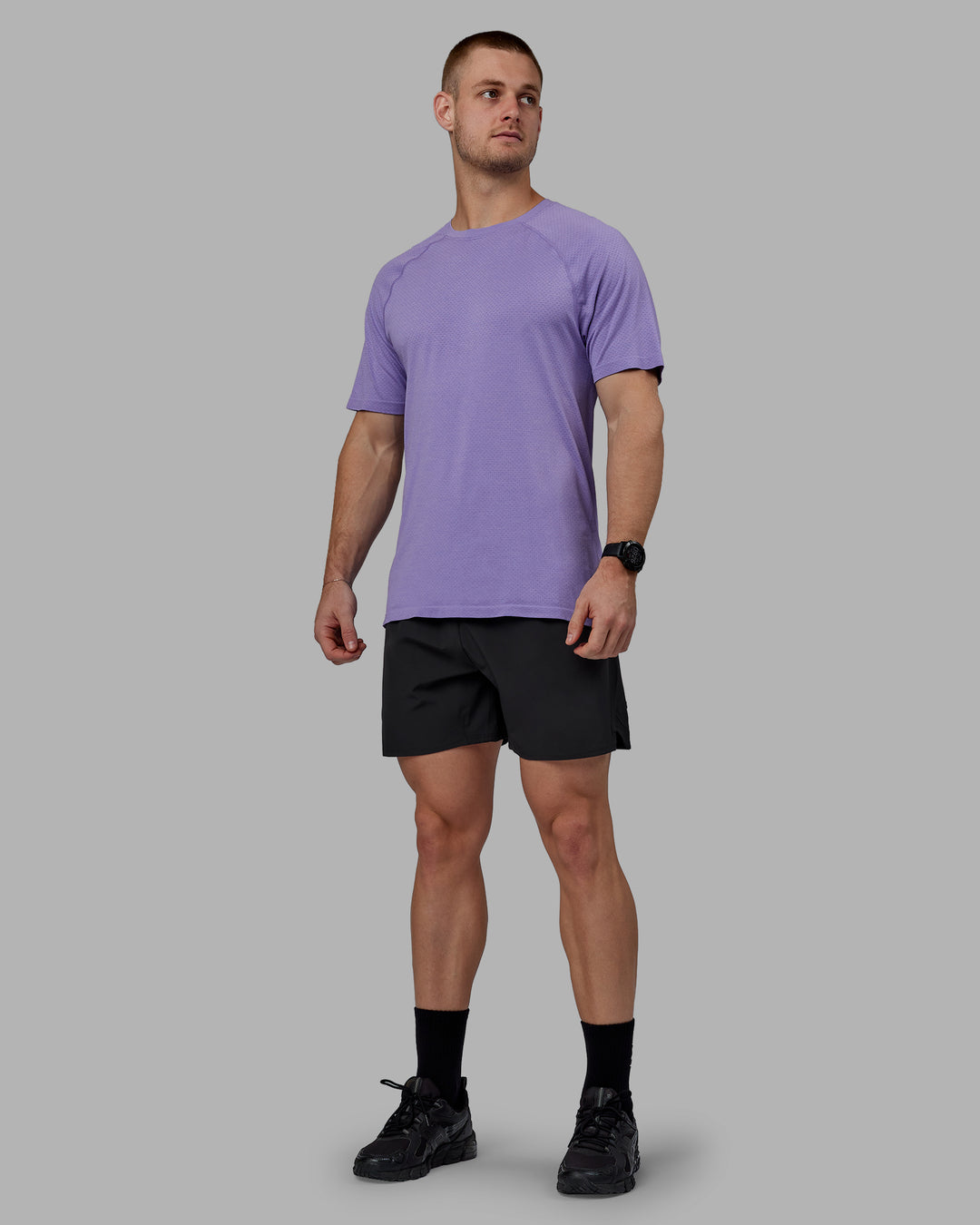 Man wearing AeroFLX+ Seamless Tee - Dahlia Purple Marl