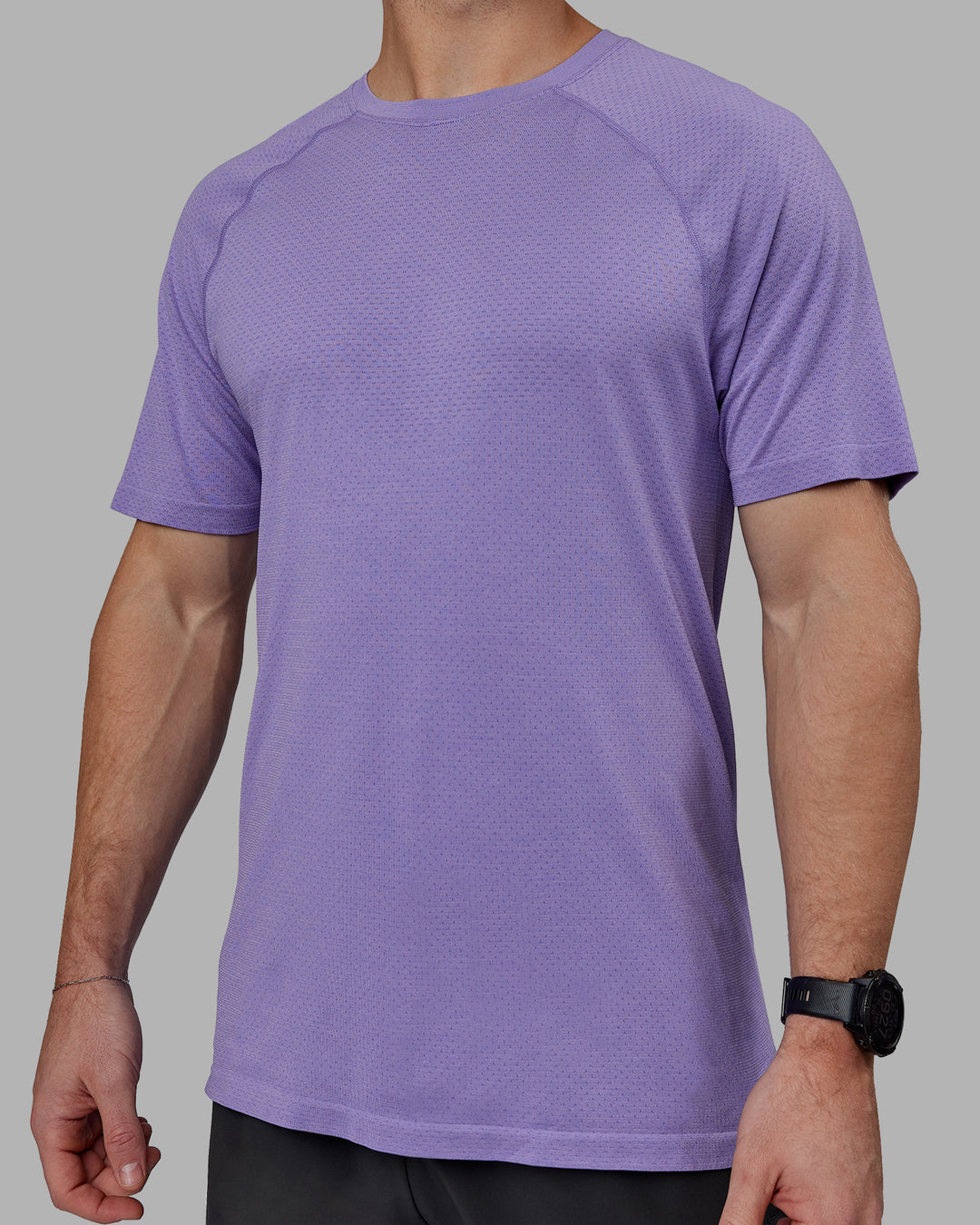 Man wearing AeroFLX+ Seamless Tee - Dahlia Purple Marl