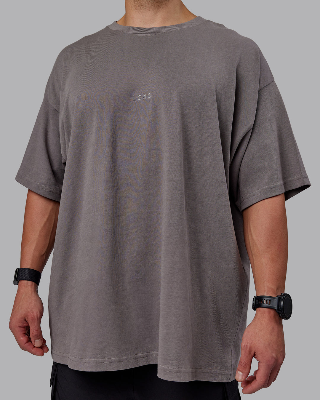 Man wearing MVP Heavyweight Tee Oversize - Storm Front