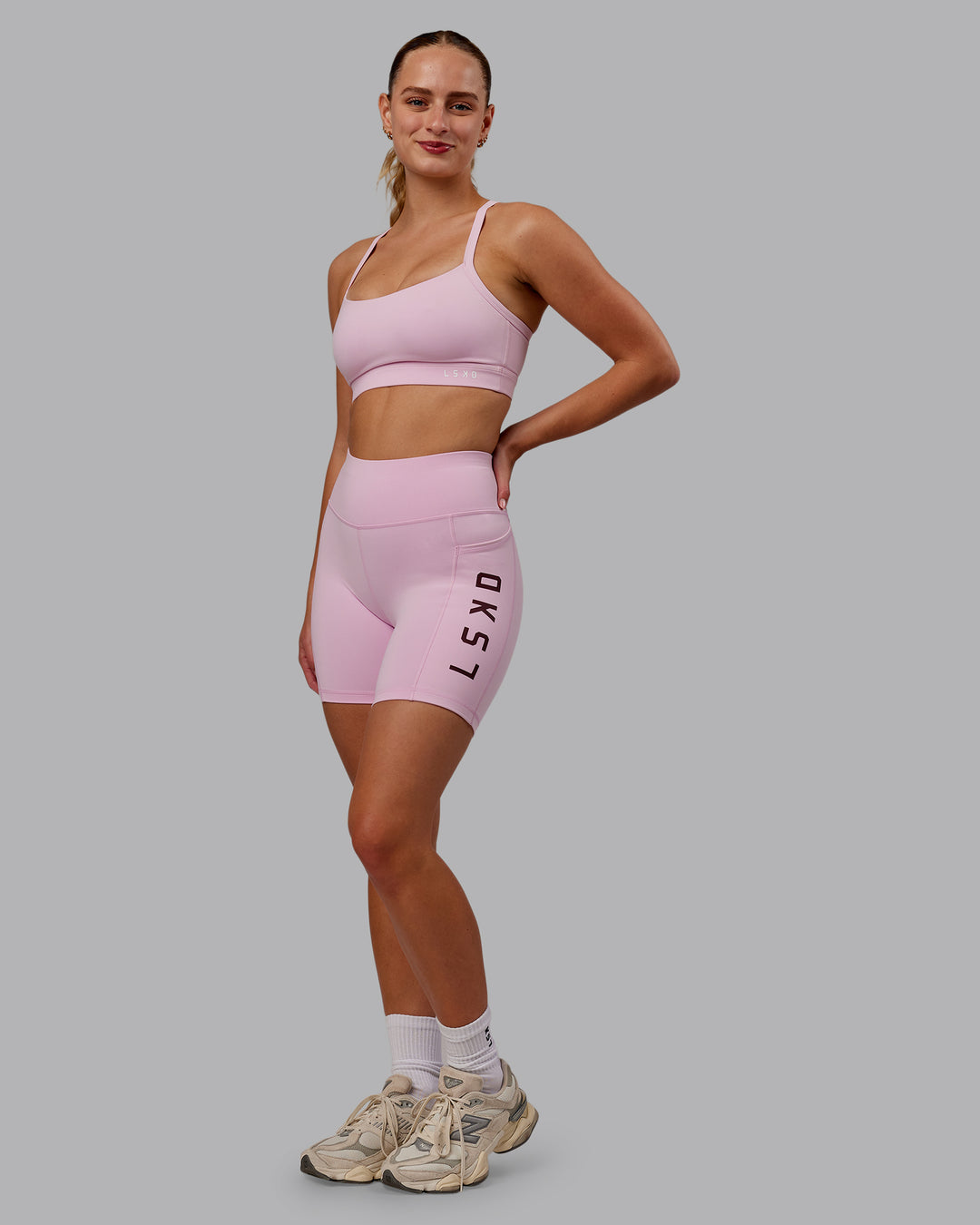 Woman wearing Momentum Sports Bra D/DD/E - Marshmallow