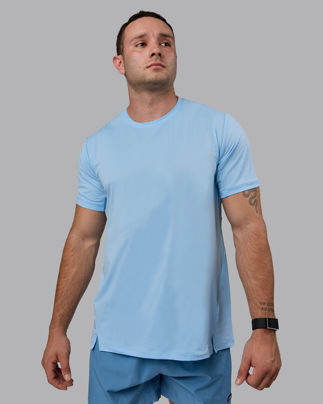 Man wearing Pace Running Tee - Glacial Blue