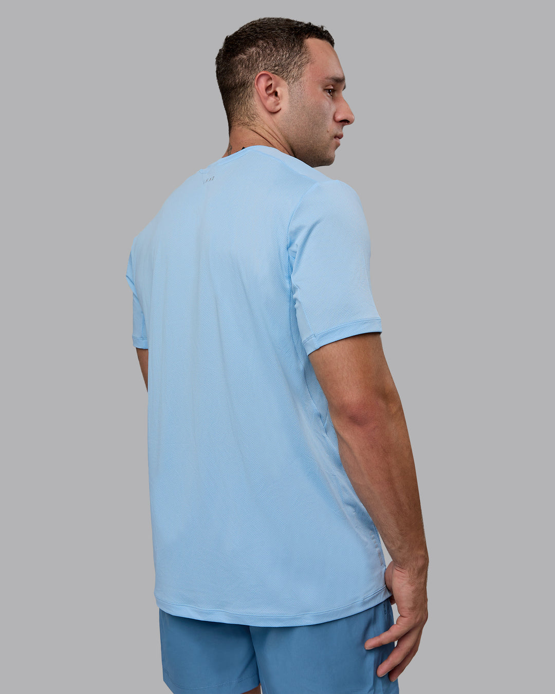 Man wearing Pace Running Tee - Glacial Blue