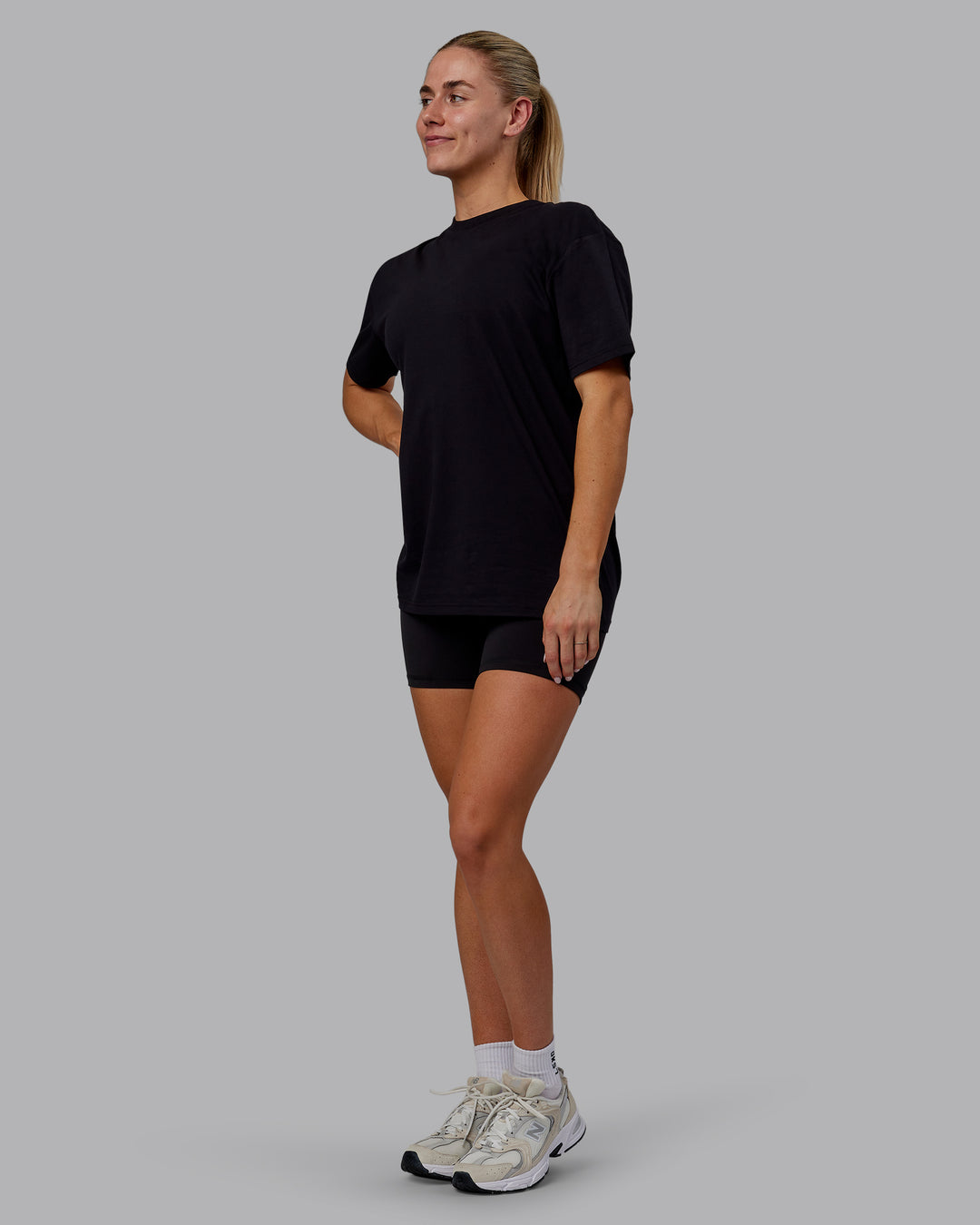 Woman wearing Sara GET ÆTLA SKAL Unisex FLXCotton Tee Oversize - Black-White