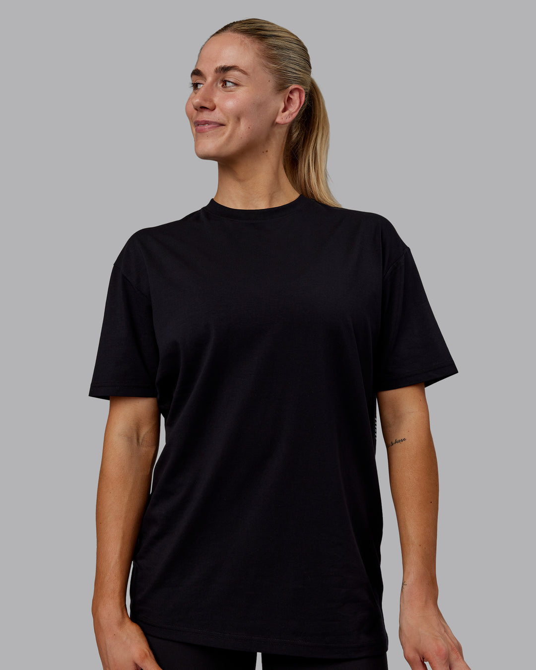 Woman wearing Sara GET ÆTLA SKAL Unisex FLXCotton Tee Oversize - Black-White