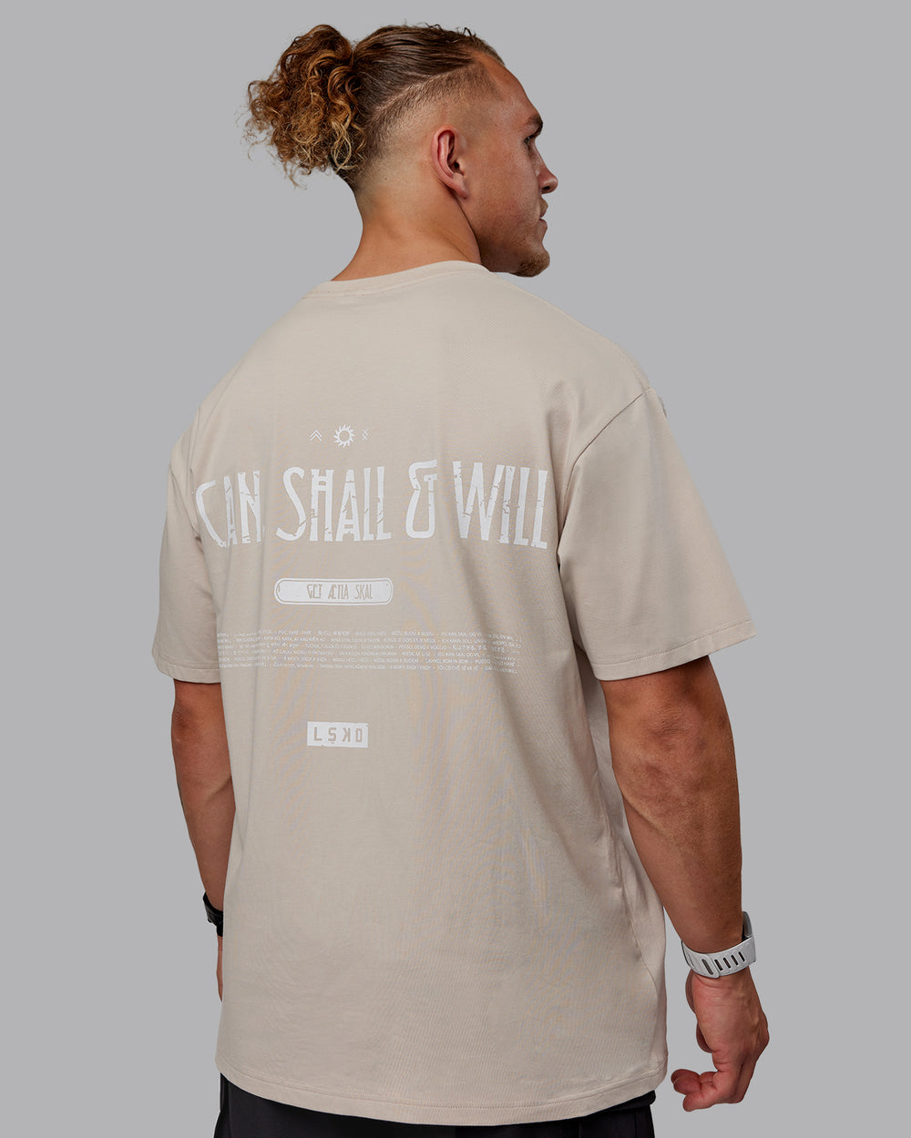 Man wearing Sara I Can Shall & Will FLXCotton Tee Oversize - Shale Beige-White