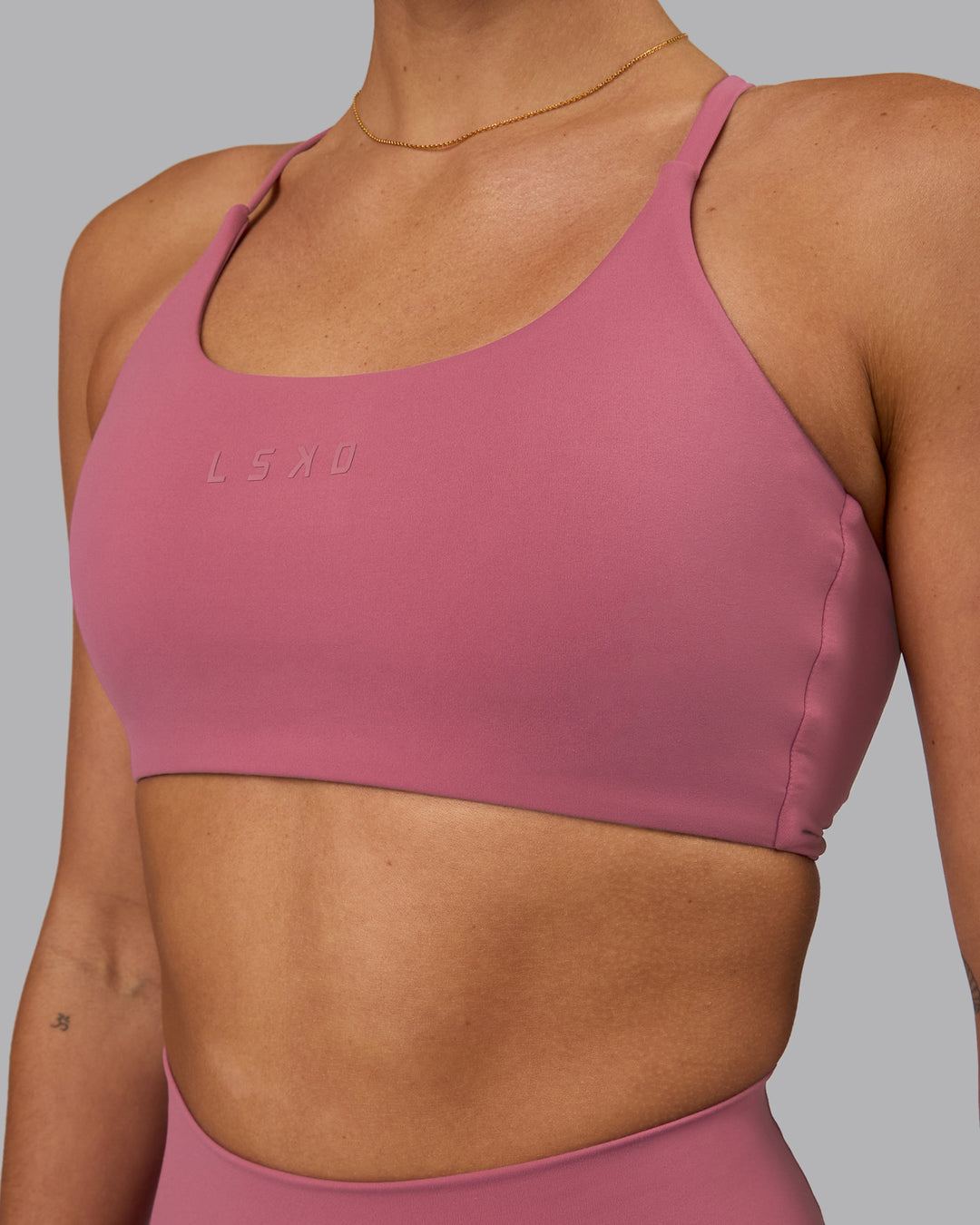 Woman wearing Twist Sports Bra - Mauve Haze