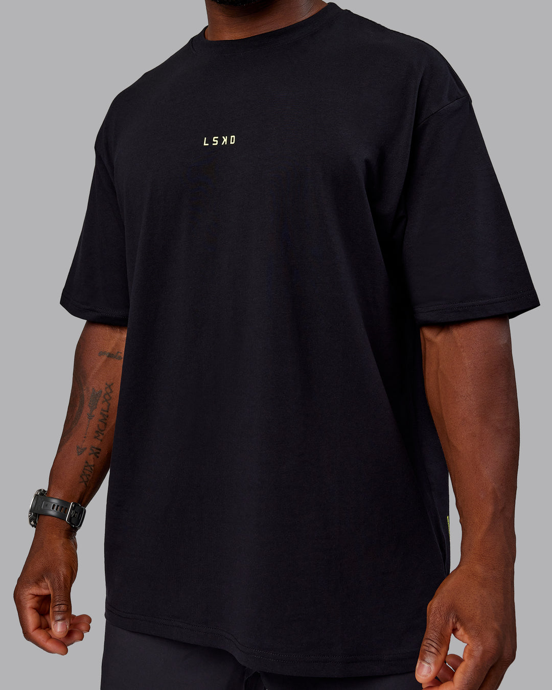 Man wearing Unisex Leg It FLXCotton Tee Oversize - Black-Volt