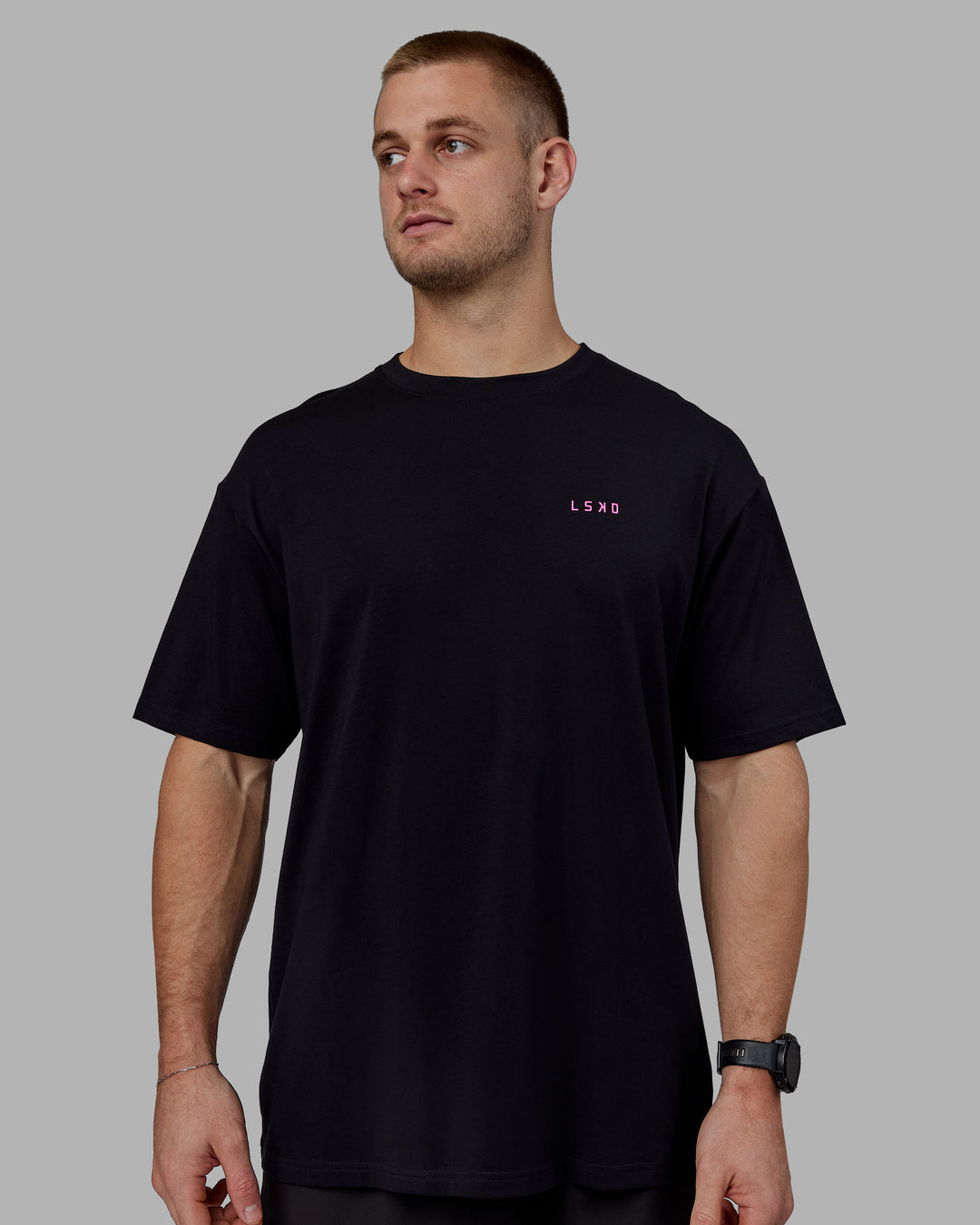 Man wearing Unisex Lift-Up FLXCotton Tee Oversize - Black-Fuschia Pink