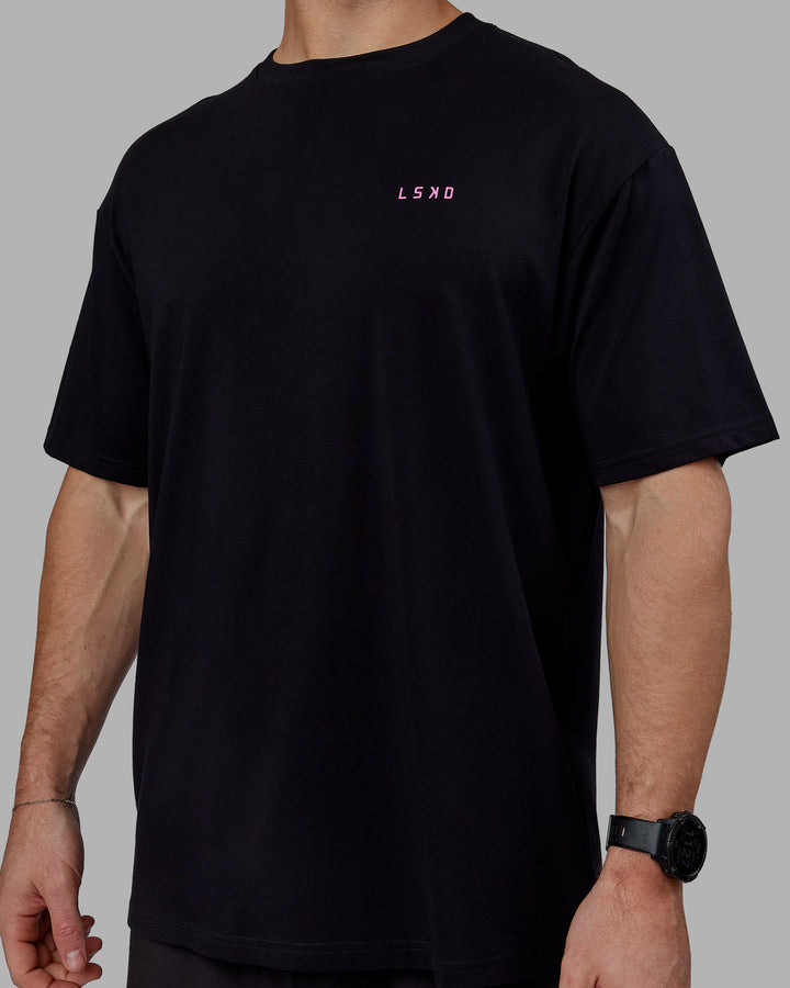 Man wearing Unisex Lift-Up FLXCotton Tee Oversize - Black-Fuschia Pink
