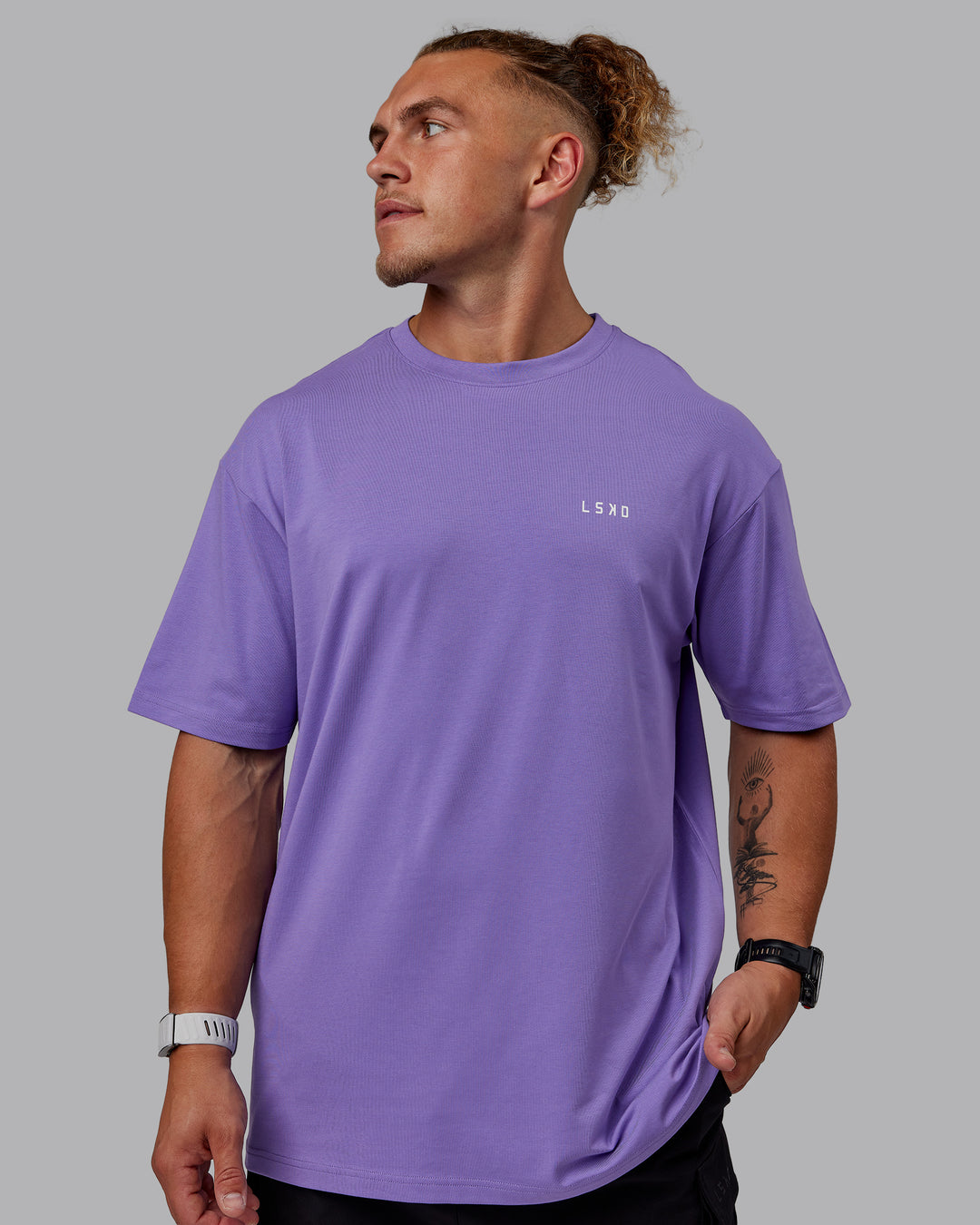 Man wearing Unisex Lift-Up FLXCotton Tee Oversize - Dahlia Purple