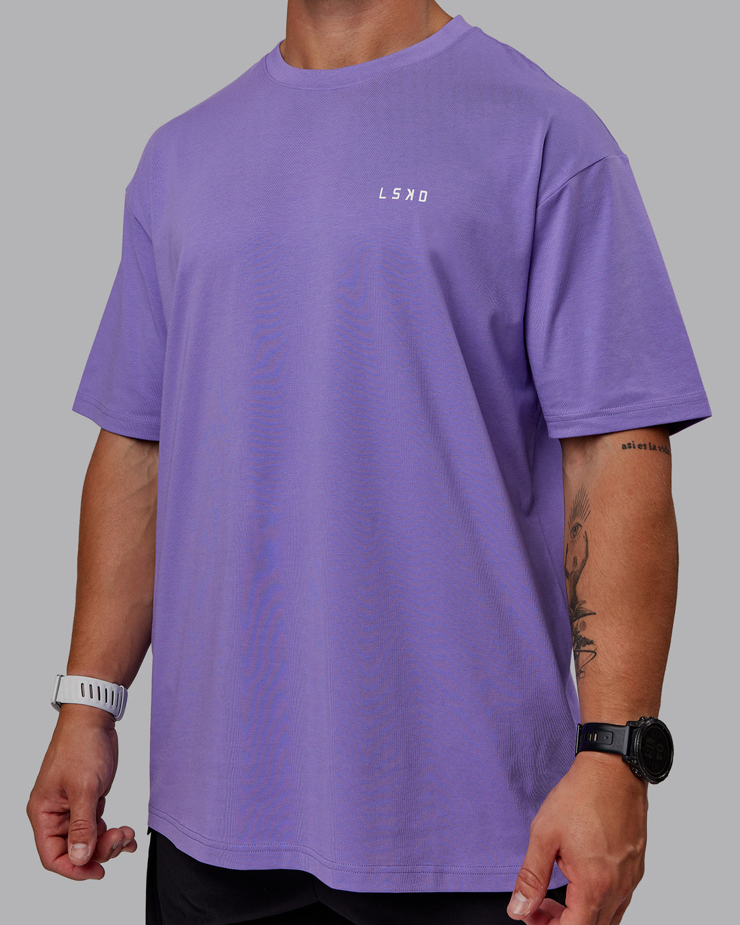 Man wearing Unisex Lift-Up FLXCotton Tee Oversize - Dahlia Purple