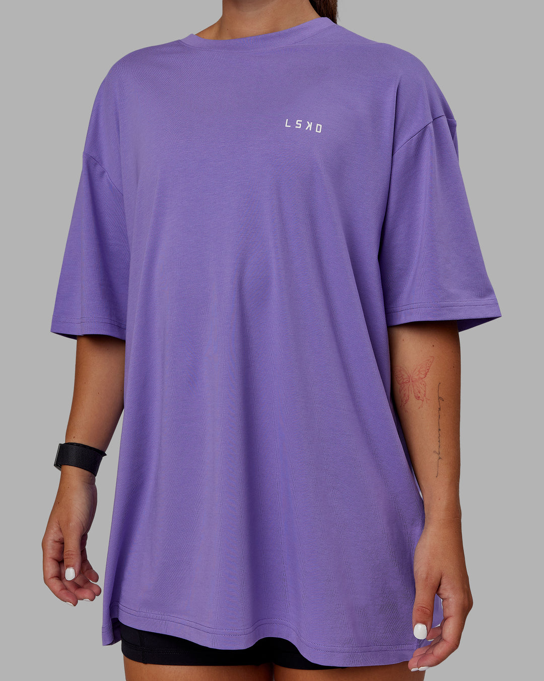 Woman wearing Unisex Lift-Up FLXCotton Tee Oversize - Dahlia Purple