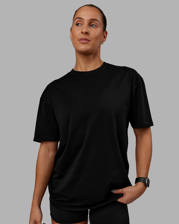 Woman wearing Unisex Lifting Club FLXCotton Tee Oversize - Black-Red
