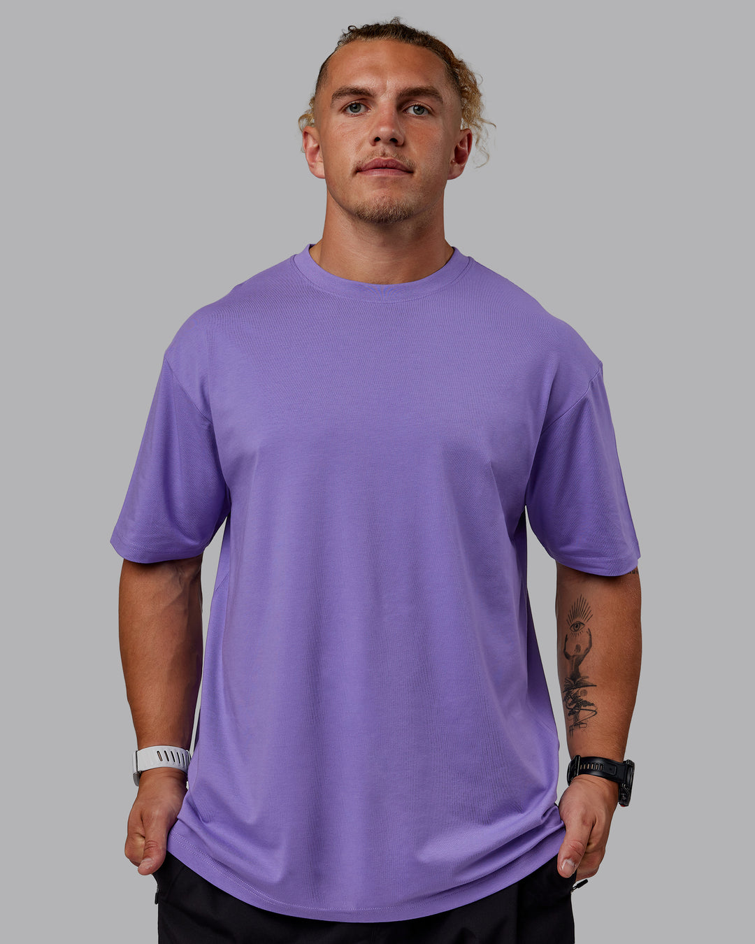 Man wearing Unisex Lifting Club FLXCotton Tee Oversize - Dahlia Purple-Black