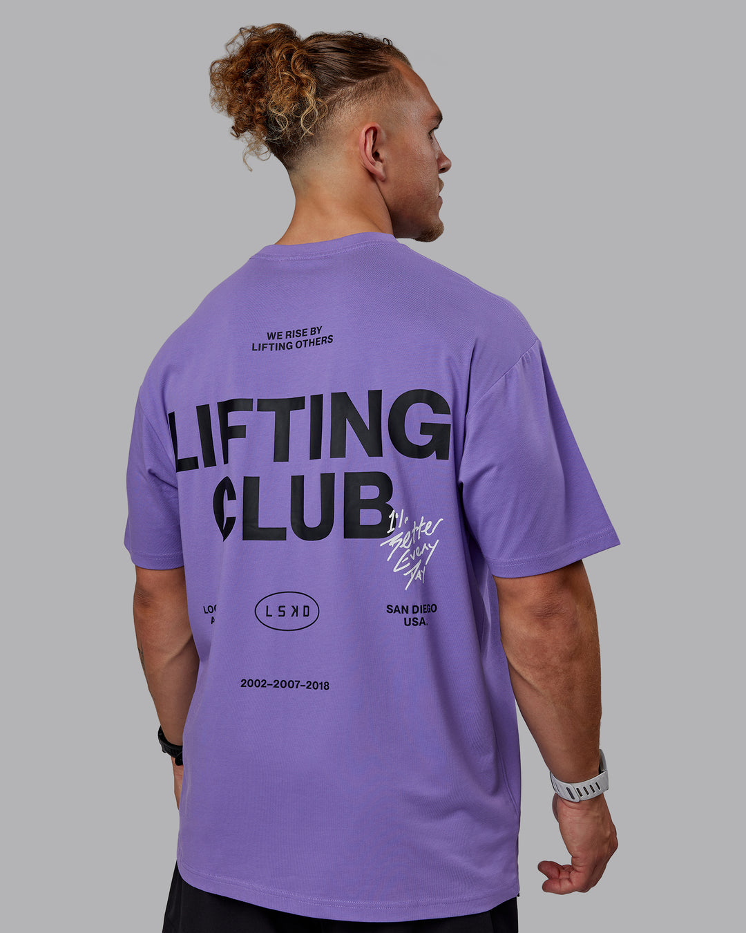 Man wearing Unisex Lifting Club FLXCotton Tee Oversize - Dahlia Purple-Black