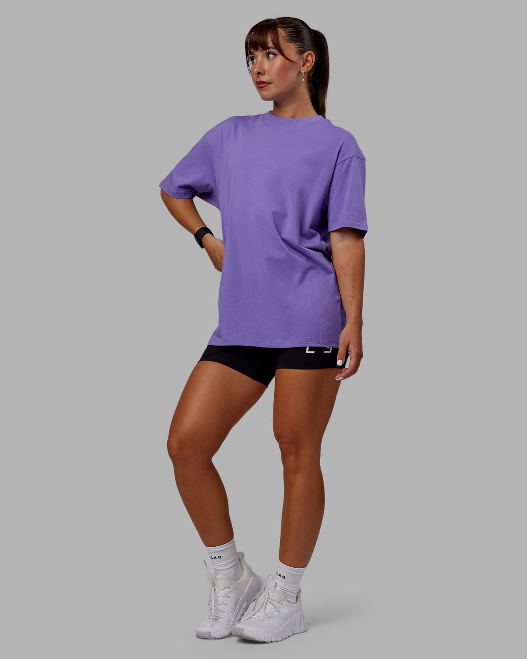 Woman wearing Unisex Lifting Club FLXCotton Tee Oversize - Dahlia Purple-Black