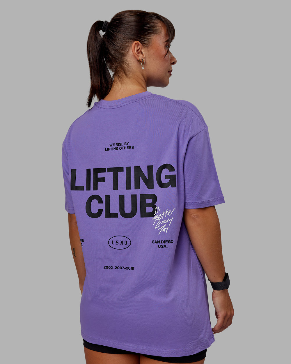 Woman wearing Unisex Lifting Club FLXCotton Tee Oversize - Dahlia Purple-Black