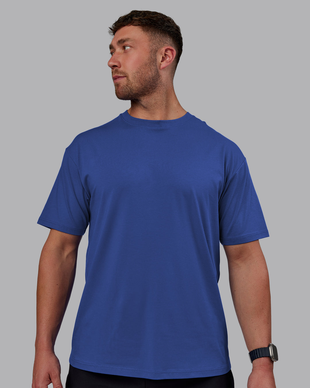 Man wearing Unisex Lifting Club FLXCotton Tee Oversize - Power Cobalt-White