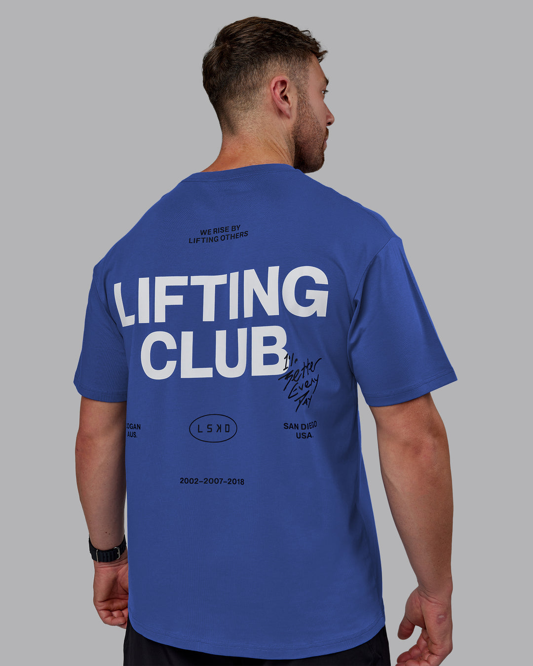 Man wearing Unisex Lifting Club FLXCotton Tee Oversize - Power Cobalt-White