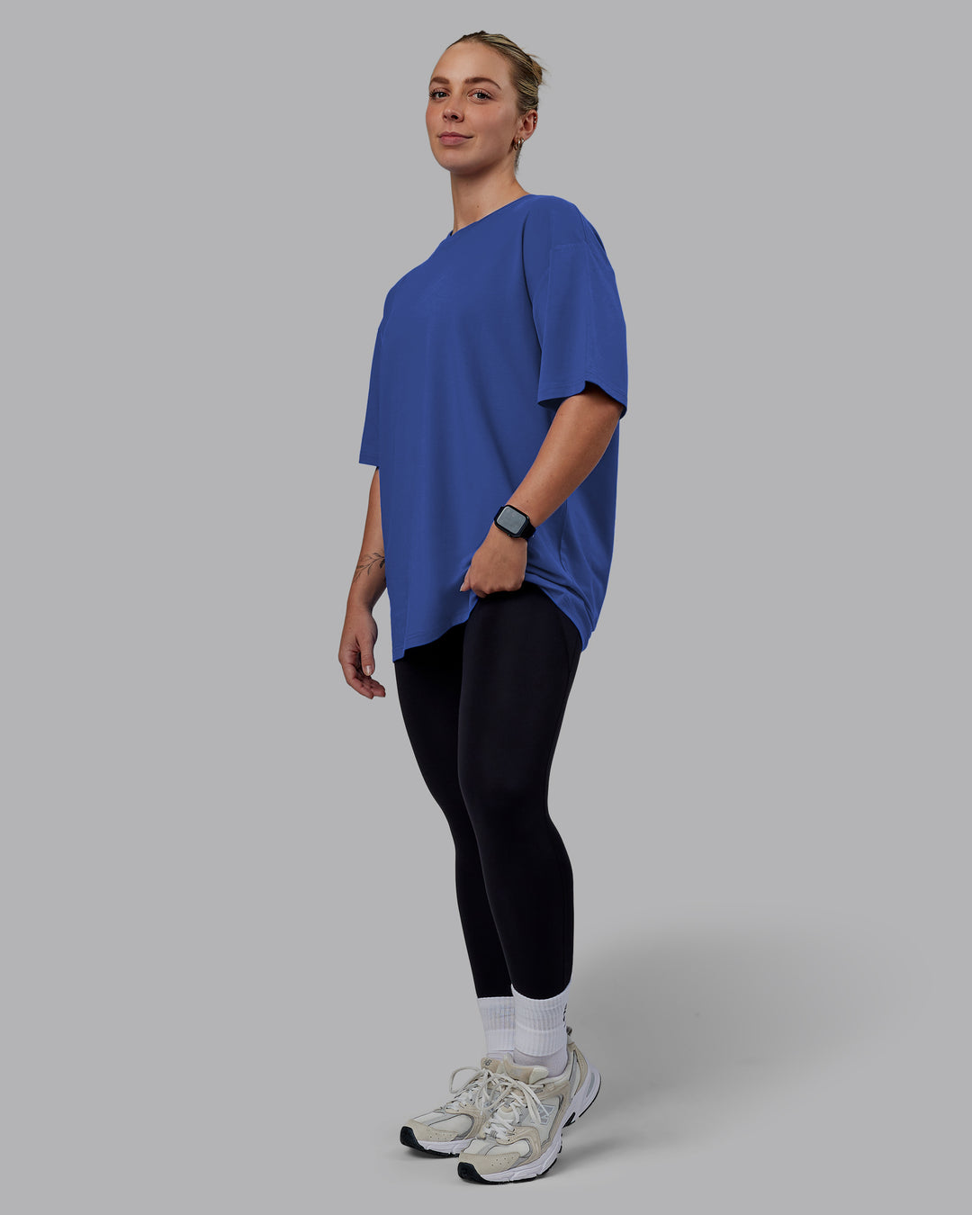 Woman wearing Unisex Lifting Club FLXCotton Tee Oversize - Power Cobalt-White