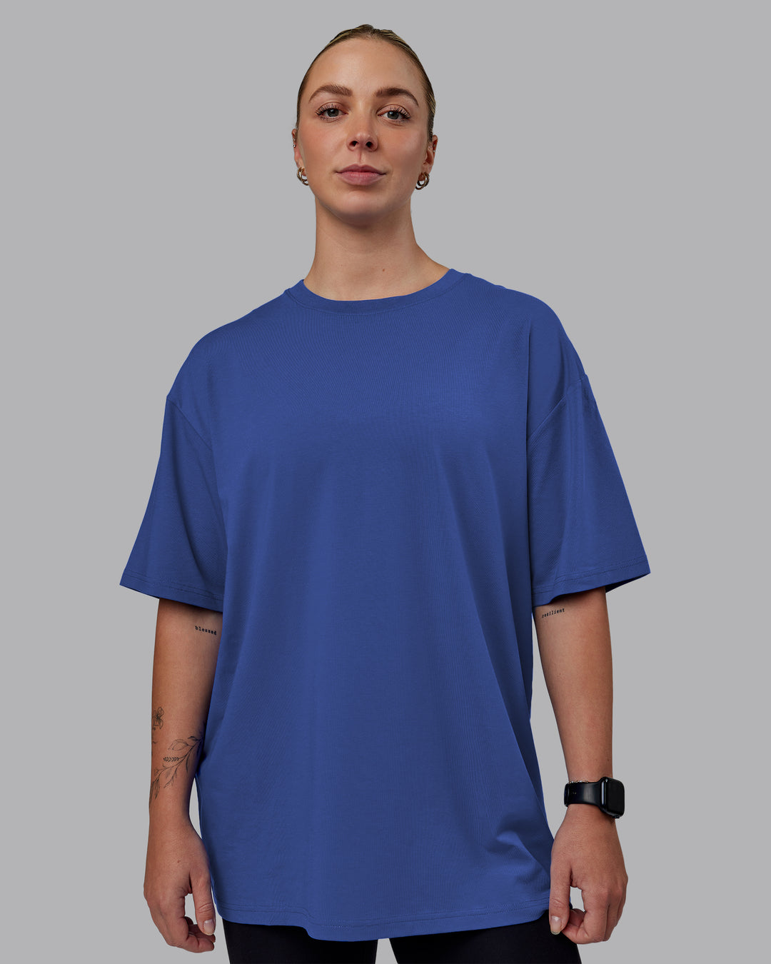 Woman wearing Unisex Lifting Club FLXCotton Tee Oversize - Power Cobalt-White